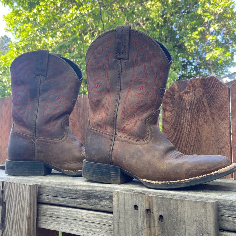 Ariat cowboy boots kids size 1